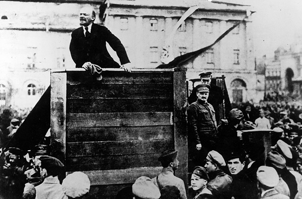 لنین، به همراه تعدادی از انقلابیون حرفه ای در میان كارگران و سربازان پتروگراد در حال سخنرانی است؛ در این عكس تروتسكی در سمت راست تریبون ایستاده است.