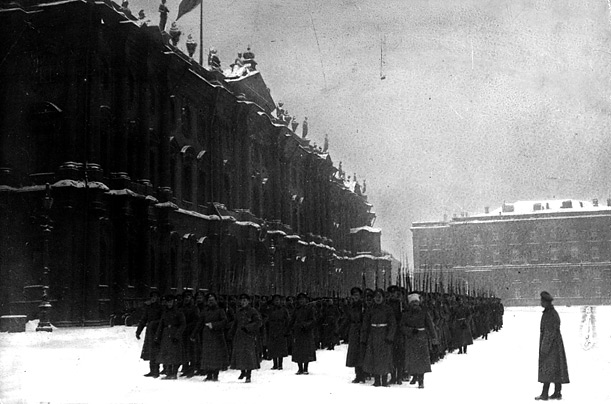 بلشویك ها پس از تصرف كاخ زمستانی در ۲۶ اكتبر ۱۹۱۷ رژه می روند.