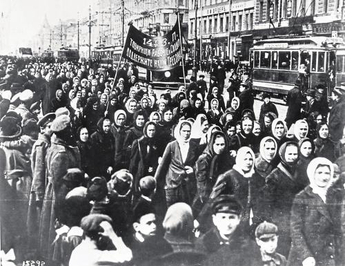 زنان در طول انقلاب روسیه راهپیمایی میكنند.